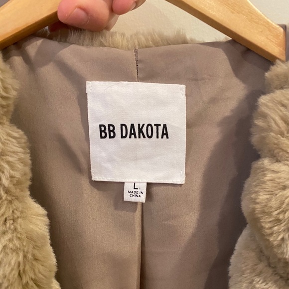 BB Dakota fluffy beige faux fur coat - Picture 3 of 6